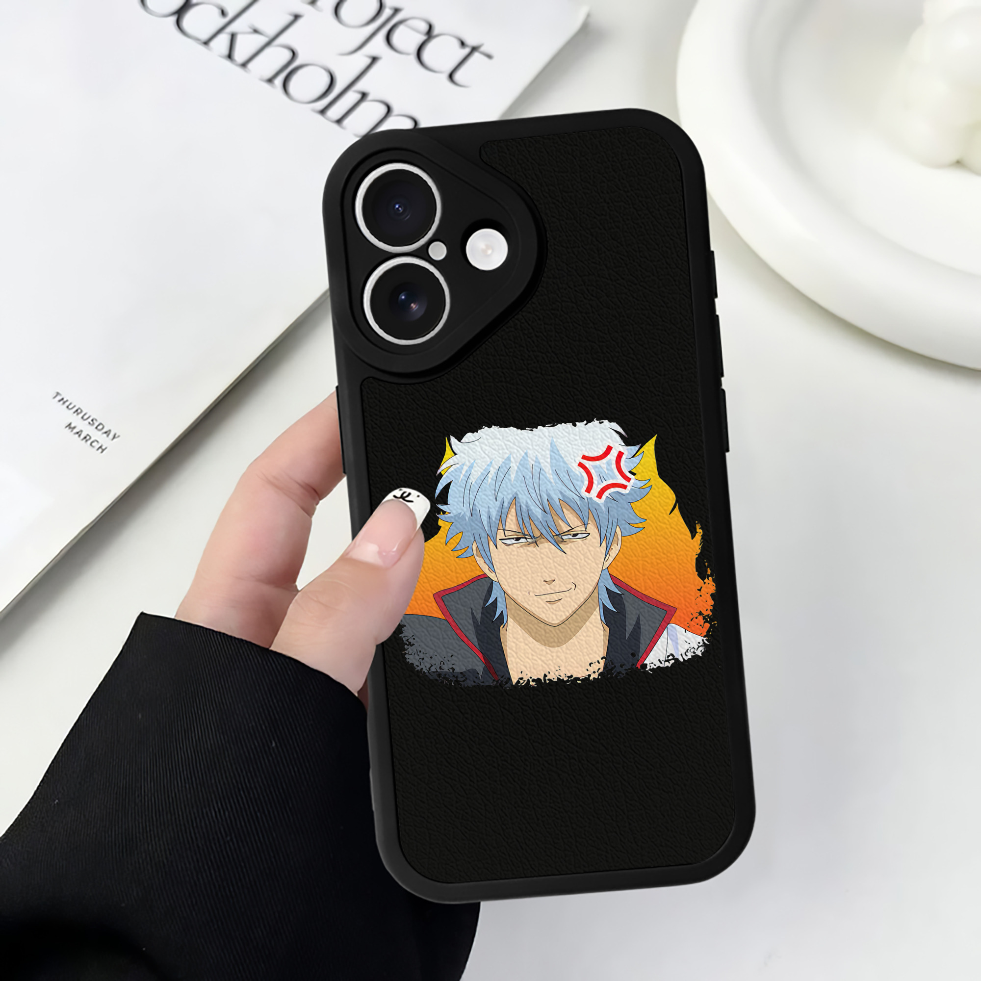 （画像用） ぎんたま 坂田銀時（さかたぎんとき） 神楽 志村新八（しむら しんぱち） GINTAMA Sakata Gintoki Kagura Shimura Shinpachi 【iPhone 16シリーズ対応】シリコンスマホケース（レザー調） 材質：シリコン